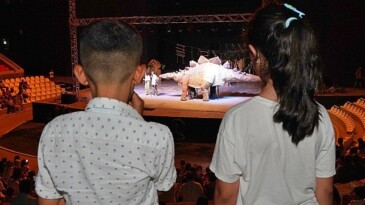 Kadifekaleli çocuklar “Efsane Dinozorlar” gösterisini izledi