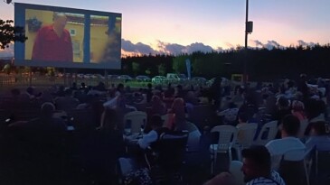 Kartepe Belediyesi tarafından klâsik hale getirilen “Yazlık Sinema Günleri” “Bursa Bülbülü” güldürü sinemasıyla dönemi açtı