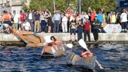 Karton tekneler İzmir Körfezi’nde kıyasıya yarıştı