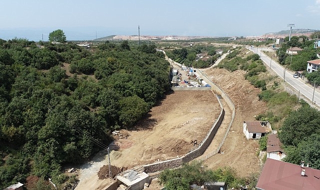 Kocaeli Büyükşehir Belediyesi İSU Genel Müdürlüğü tarafından Körfez ilçesi Hereke bölgesinde başlatılan dere ıslah çalışması süratle devam ediyor