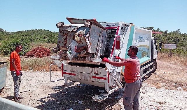 Kurban Bayramı tatilinde ziyaretçi akınına uğrayan Ayvalık’ta Temizlik İşleri Müdürlüğü grupları, üç vardiya halinde 24 saat mesai yaparak tonlarca çöp topladı