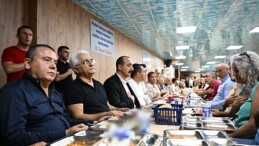 Lider Böcek oruç lokmasına katıldı