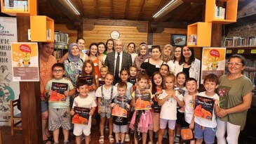 Lider Şadi Özdemir kütüphanede çocuklarla buluştu