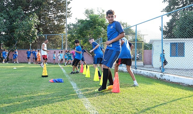 Lider Topaloğlu geleceğin futbolcularıyla bir ortaya geldi