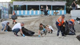 Mudanya Belediyesi yerlere atılan çöplerin fazlalığına dikkat çekmek için, Mudanya ve Güzelyalı kıyısında paklık seferberliği gerçekleştirdi