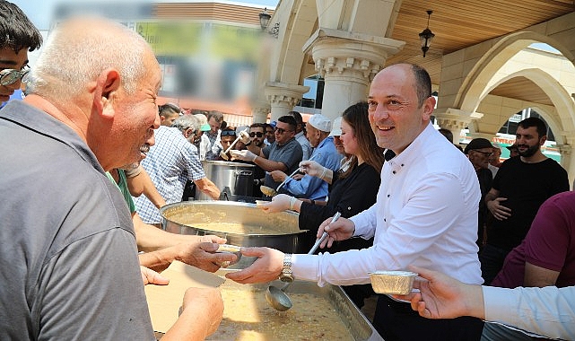 Muharrem ayı sebebiyle Geyve Belediyesi tarafından ilçe sakinlerine bolluk ve rahmetin simgesi olan aşure ikram edildi