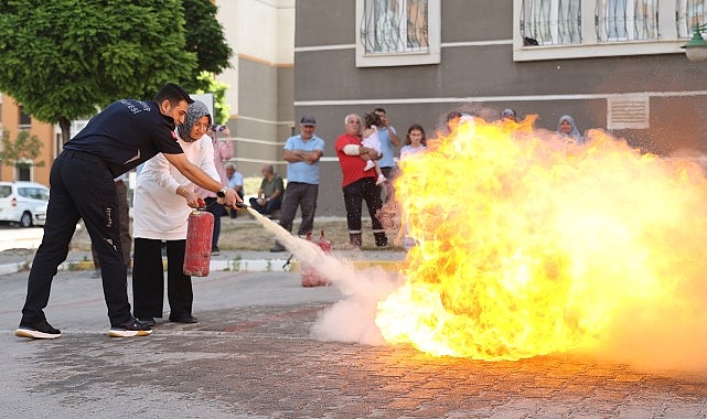 Nevşehir Belediyesi İtfaiyesi, Mehmet Akif Ersoy Mahallesi TOKİ Konutları’ndaki mahalle sakinlerine ve blok görevlilerine yangınla uğraş eğitimi verdi