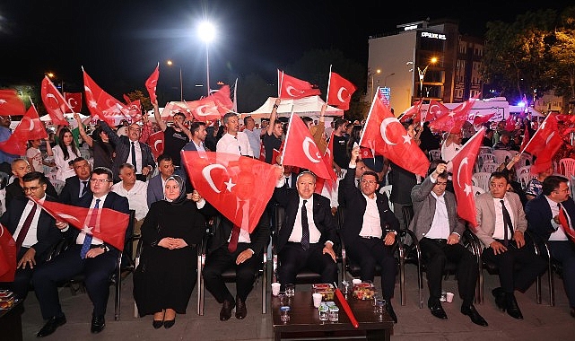 Nevşehirliler 15 Temmuz Demokrasi ve Ulusal Birlik Günü’nün yıldönümünde 8 yıl evvel olduğu üzere yeniden meydanlarda birebir ruh ve heyecanla bir ortaya geldi