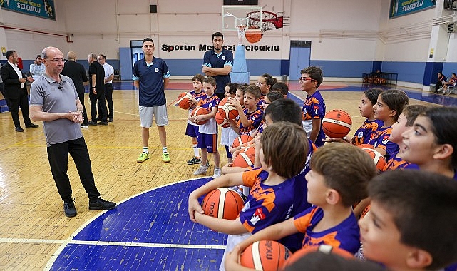 Selçuklu Belediye Başkanı Ahmet Pekyatırmacı, Selçuklu Belediyesi Yaz Spor Okulları’nda farklı branşlarda eğitim alan spor okulu öğrencilerini ziyaret etti