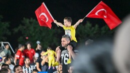 Selçuklu Belediyesi Ulusal Kadromuz 2-1 galip gelerek cins atladığı maçın akabinde alanı dolduran binlerce taraftar büyük sevinç yaşadı