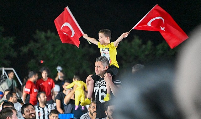 Selçuklu Belediyesi Ulusal Kadromuz 2-1 galip gelerek cins atladığı maçın akabinde alanı dolduran binlerce taraftar büyük sevinç yaşadı