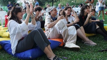 Sıcak bir yaz gününde, çimenlerin ortasında, geniş hoş bir alanda yeni beşerlerle tanışıyor, İngilizce müzikler söylüyor ve oyunlar oynuyorsunuz