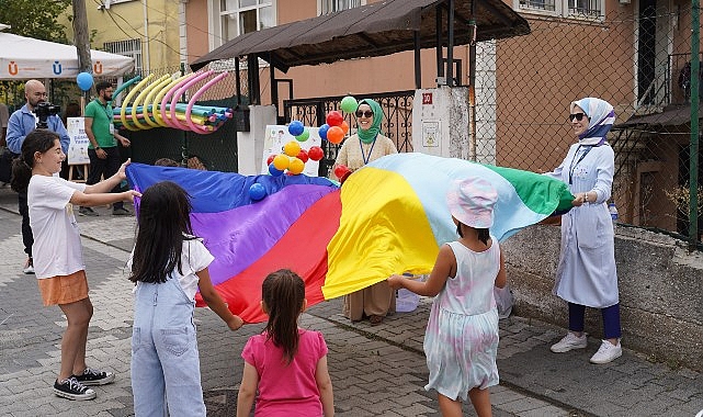 Üsküdar Belediye Başkanı Sinem Dedetaş “Gezgin Oyun Parkı” etkinliklerinin birincisini Çengelköy Huzurtepe Sokak’ta başlattı