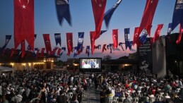 Üsküdar Belediyesi konut sahipliğinde açık alanlarda yapılan klâsik sinema günlerinin birincisi “Neşeli Günler” sinema gösterimiyle başladı