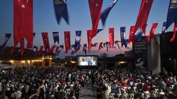 Üsküdar Belediyesi konut sahipliğinde açık alanlarda yapılan klâsik sinema günlerinin birincisi “Neşeli Günler” sinema gösterimiyle başladı