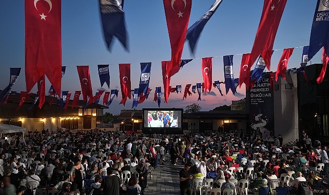 Üsküdar Belediyesi konut sahipliğinde açık alanlarda yapılan klâsik sinema günlerinin birincisi “Neşeli Günler” sinema gösterimiyle başladı