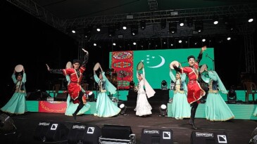 6. Milletlerarası Karaman Türk Dünyası Şöleni’nde, Türk dünyası topluluklarının dans gösterisi ve Merve Özbey konseri Karamanlılara süper bir gece yaşattı