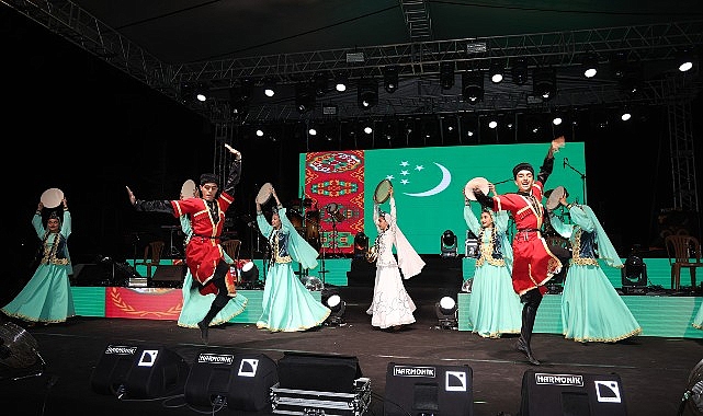 6. Milletlerarası Karaman Türk Dünyası Şöleni’nde, Türk dünyası topluluklarının dans gösterisi ve Merve Özbey konseri Karamanlılara süper bir gece yaşattı