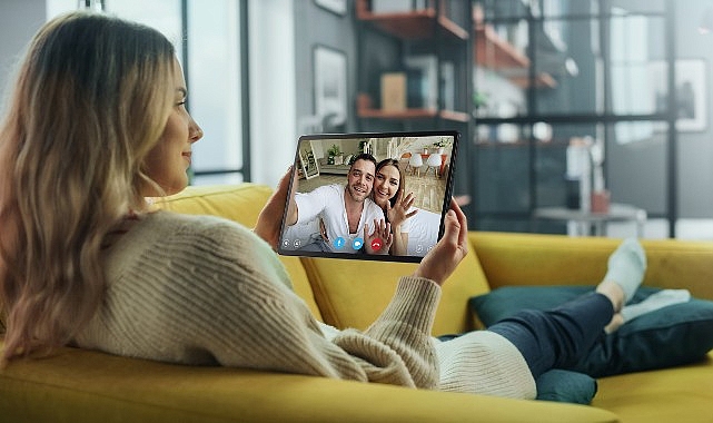 Acer Cümbüş ve Hareket Halindeyken de Üretkenlik İçin Iconia X12 AMOLED Tableti Tanıttı