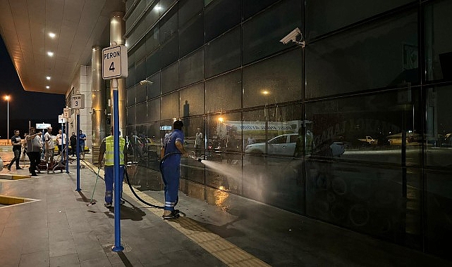 Aydın Büyükşehir Belediyesi, Aydın Kentler Ortası Otobüs Terminali’nde gerçekleştirdiği rutin paklık çalışmalarını sürdürüyor