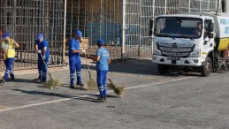 Aydın Büyükşehir Belediyesi Etraf Muhafaza ve Denetim Dairesi Başkanlığı grupları, kent genelinde paklık çalışmalarını aralıksız sürdürüyor