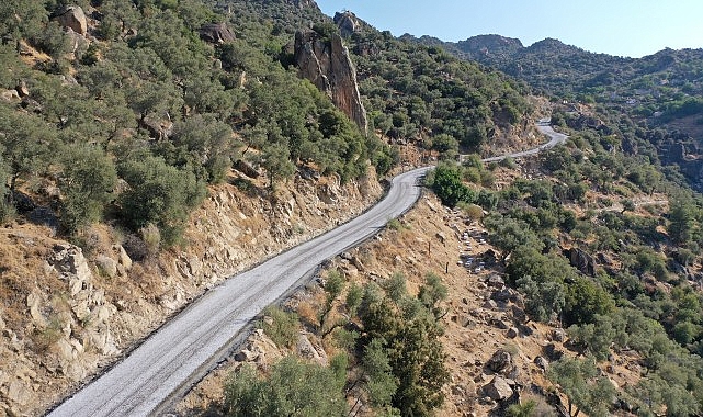 Aydın Büyükşehir Belediyesi, kent genelinde eş vakitli olarak sürdürülen yol üretim çalışmalarına devam ediyor.