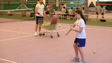 Bakırköy Belediyesi’nin 8-14 yaş ortası çocuklara sunduğu Yaz Spor Okullarında eğitimler devam ediyor