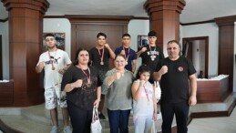 Didim Arena Boks Kulübü Antrenörü Ulusal Boksör Dinçer Çankaya ve şampiyon boksörler Didim Belediye Başkanı Hatice Gençay’ı ziyaret etti