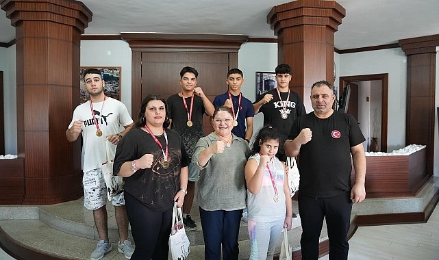 Didim Arena Boks Kulübü Antrenörü Ulusal Boksör Dinçer Çankaya ve şampiyon boksörler Didim Belediye Başkanı Hatice Gençay’ı ziyaret etti