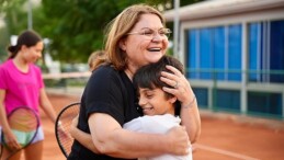 Didim Belediye Başkanı Hatice Gençay, ilçemizde faaliyet gösteren Didim Tenis Kulübünü ziyaret ederek, minik atletlerle bir ortaya geldi