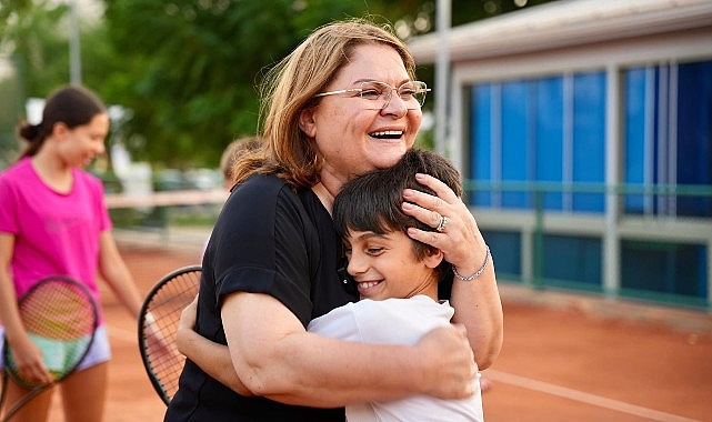 Didim Belediye Başkanı Hatice Gençay, ilçemizde faaliyet gösteren Didim Tenis Kulübünü ziyaret ederek, minik atletlerle bir ortaya geldi