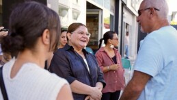 Didim Belediye Başkanı Hatice Gençay, ilçenin en işlek caddelerinden birisi olan Kurtuluş Caddesi’nde esnaf ve vatandaşlarla bir ortaya geldi.