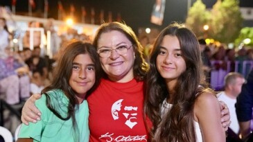 Didim Belediyesi 30 Ağustos Zafer Bayramı’nı harika bir programla kutladı. Kutlamalar kapsamında Fener Alayı ve Kubat Konseri gerçekleştirildi.