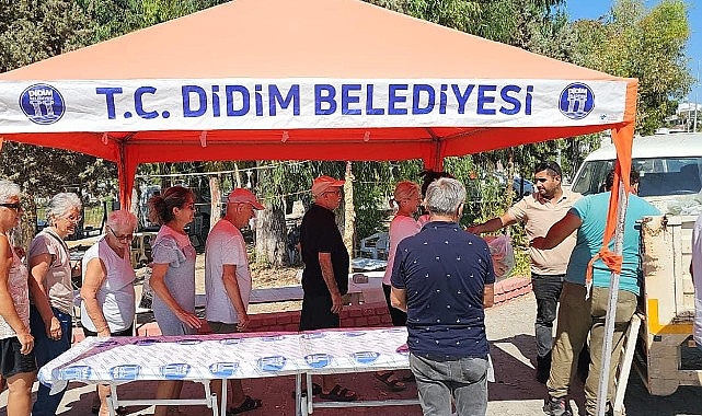 Didim Belediyesi, kendisine ilişkin Akköy Mahallesi’nde yetiştirmiş olduğu eserleri, vatandaşlara dağıtmaya devam ediyor.