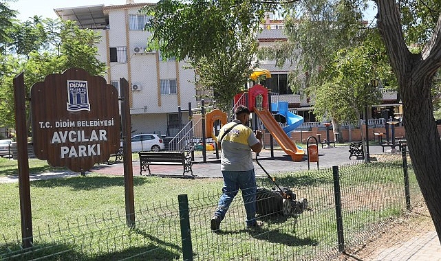 Didim Belediyesi Park Bahçeler Müdürlüğü takımları, ilçe genelinde çalışmalarına orta vermeden devam ediyor.