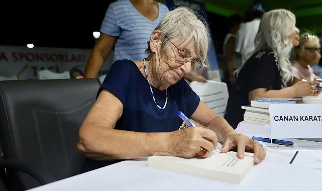 Didim Belediyesi’nin katkılarıyla gerçekleştirilen Altınkum Müellifler Şenliği birbirinden pahalı muharrirleri konuk etmeye devam ediyor