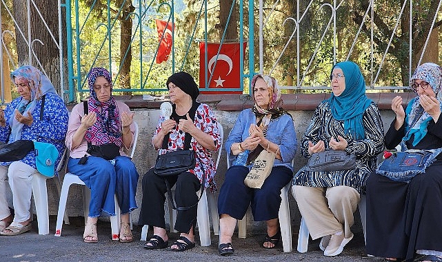 Gölcük Belediyesi, merkez üssü Gölcük olan 17 Ağustos Sarsıntısının 25. yılında sarsıntı şehitleri için mezarları başında anma merasimi düzenledi