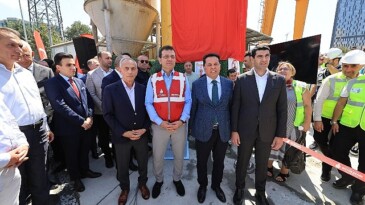 İBB Başkanı Ekrem İmamoğlu, Mahmutbey-Bahçeşehir-Esenyurt Metro Sınırı’nda çalışan işçilerle bir ortaya gelerek, TBM aygıtının ilerlemesine tanıklık etti