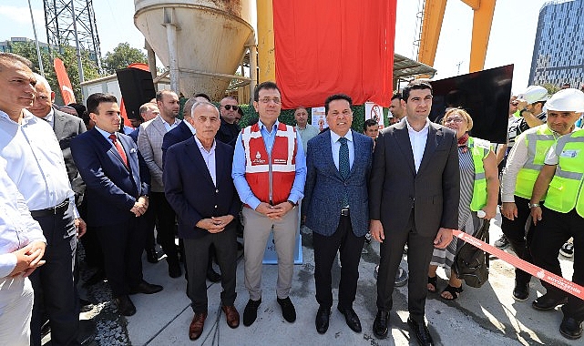 İBB Başkanı Ekrem İmamoğlu, Mahmutbey-Bahçeşehir-Esenyurt Metro Sınırı’nda çalışan işçilerle bir ortaya gelerek, TBM aygıtının ilerlemesine tanıklık etti