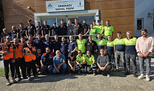 İzmir Büyükşehir’in Toplumsal Tesisleri yangın mağdurları ile kent dışından gelen itfaiyecileri ağırlıyor