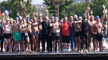 İzmit Körfezi’nde ‘Büyük Zafer’in coşkusu; Yüzücüler mavi sularda gayeye kulaç attı