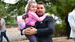 Kahramankazan Belediye Başkanı Selim Çırpanoğlu, ilçedeki 1. sınıfa başlayan tüm öğrencilere manalı bir sürpriz yaparak kırtasiye çeki ikram etti