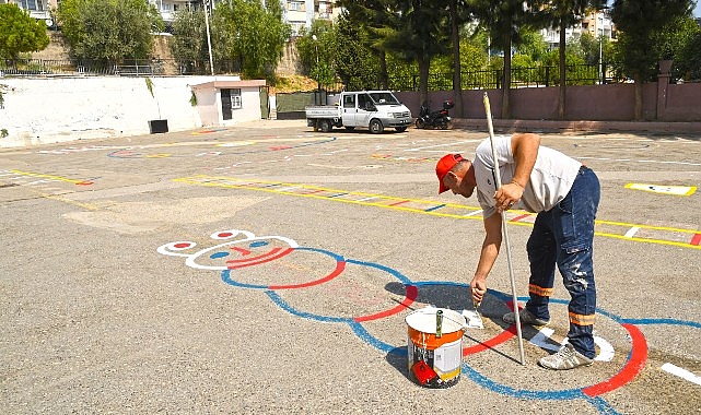 Karabağlar Belediyesi okullara takviyesini sürdürüyor