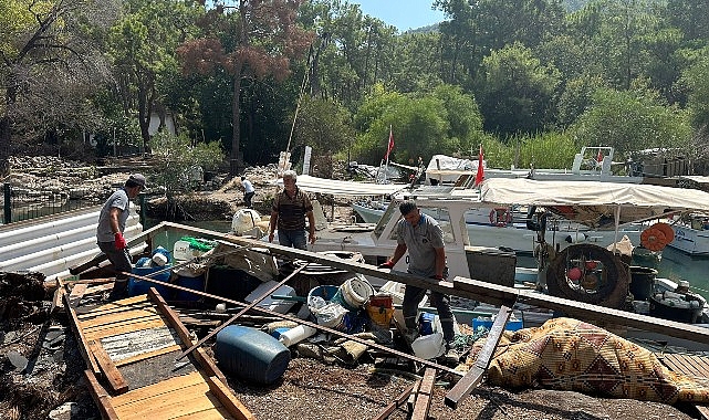 Kemer Balıkçı Barınağı’ndaki kaçak yapılar kaldırıldı