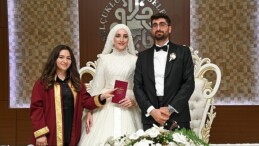 Konya’nın birinci ve tek bayan nikah memuru Esra Solak, Selçuklu Belediyesi Evlendirme Memurluğu’nda vazifesini muvaffakiyet ile yürütüyor.