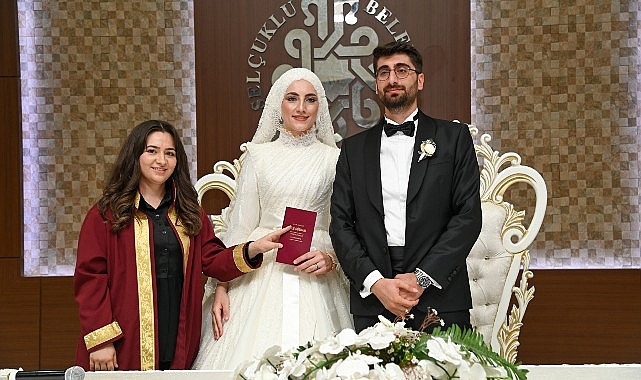 Konya’nın birinci ve tek bayan nikah memuru Esra Solak, Selçuklu Belediyesi Evlendirme Memurluğu’nda vazifesini muvaffakiyet ile yürütüyor.