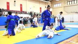 Lider Aydın, genç judo ve taekwondoculara sertifikalarını verdi