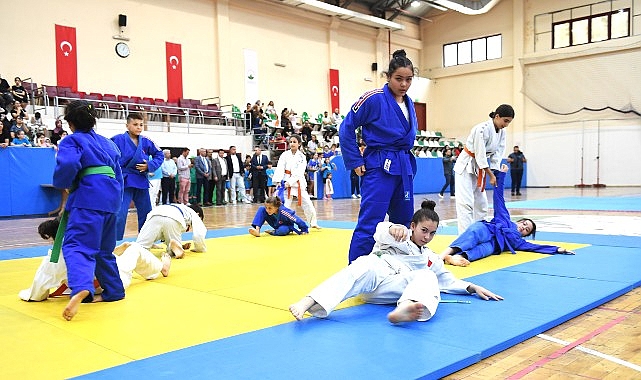 Lider Aydın, genç judo ve taekwondoculara sertifikalarını verdi