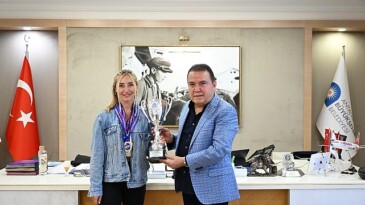 Lider Böcek’den Şahika Ercümen’e : ‘Bu gurur bize yeter’