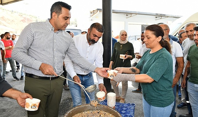 Lider Yıldız’dan Çalışana Aşure İkramı